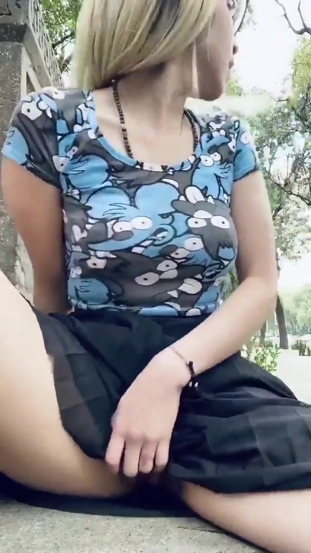 Rubbing Her Fat Pussy In Public ????