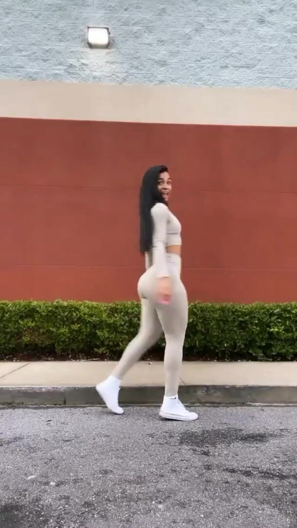 Dancing hottie flashes the toe!!